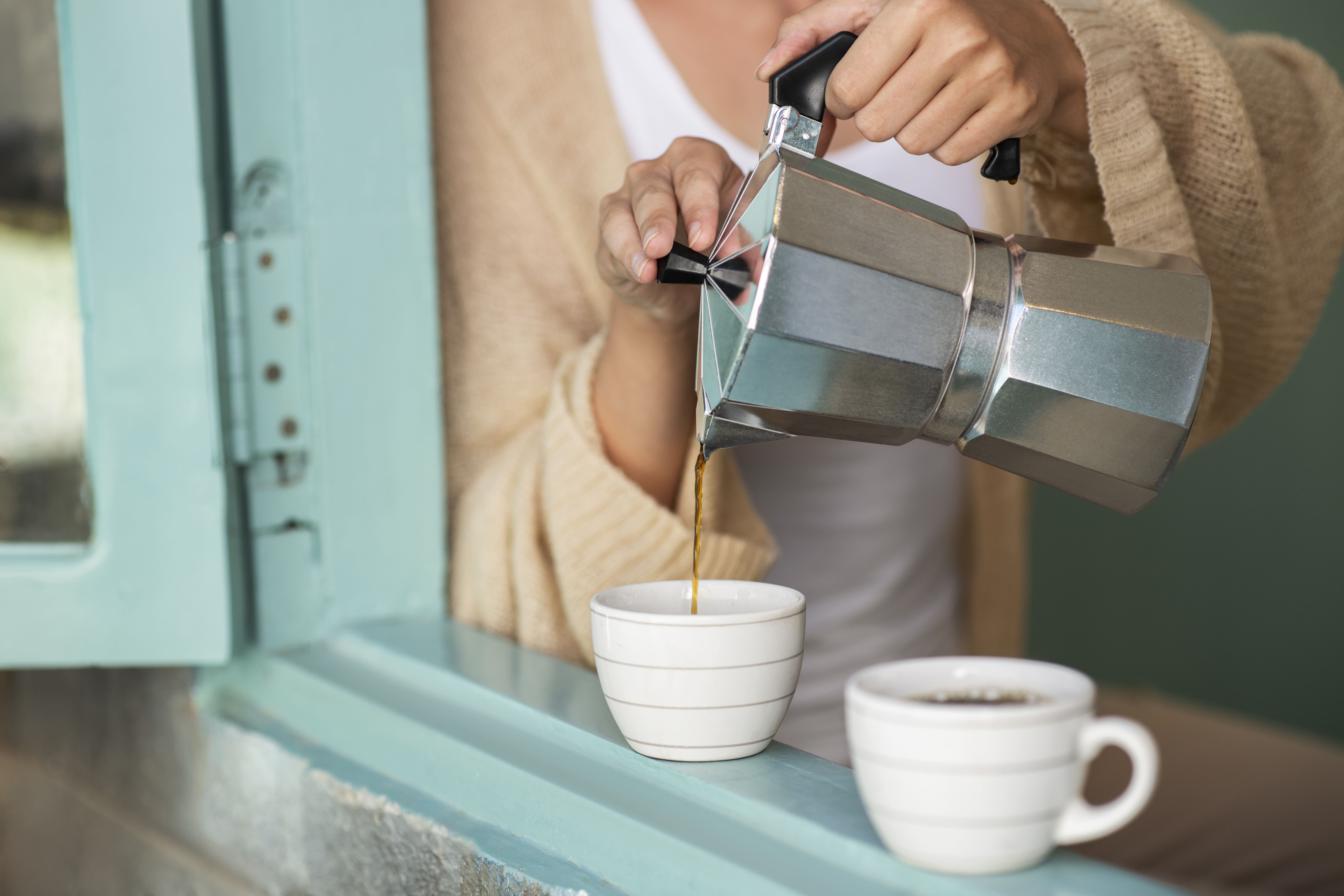 Mujer sirviendo café a su novio